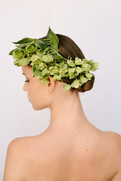 The back of a cute girl whose head is decorated with flowers