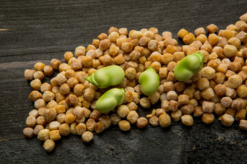 Fregola sfusa, isolata su un tavolo di legno scuro