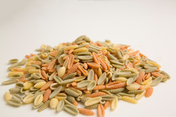 Gnocchetti sardi colorati sfusi  isolati su sfondo bianco