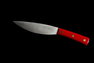 coltello con manico rosso  isolato su sfondo nero