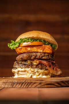 hamburguesa doble carne con tocineta y corquetas de queso