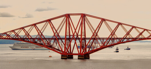 Forth Bridge - zweigleisige Eisenbahnbrücke über den Firth of Forth