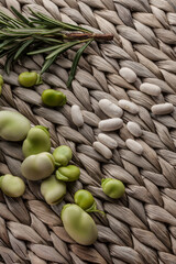 Dettaglio di sei vari di fagioli e e fave su un cestino in vimini