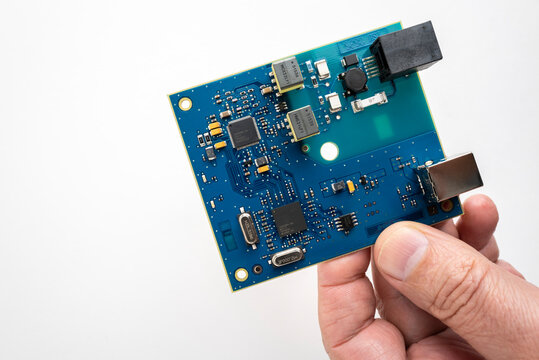 carte composants &eacute;lectroniques dans main droite