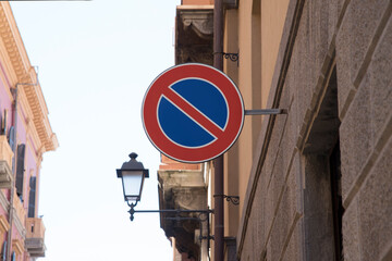cartello stradale di divieto di sosta in contesto urbano - obrazy, fototapety, plakaty