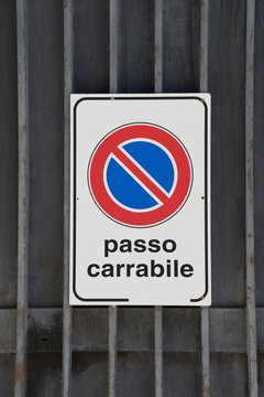 cartello stradale che segnala un passo carrabile