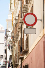 cartello stradale con divieto d'accesso in contesto urbano