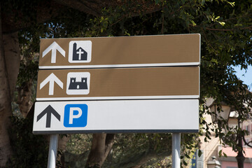 cartello stradale con varie indicazioni delle attrattive cittadine
