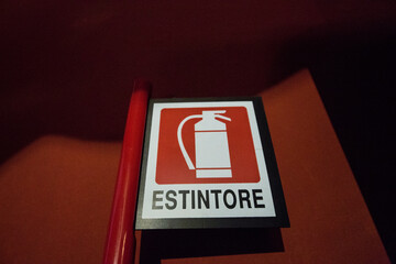 simbolo delle estintore dentro un lo cale con le pareti rosse