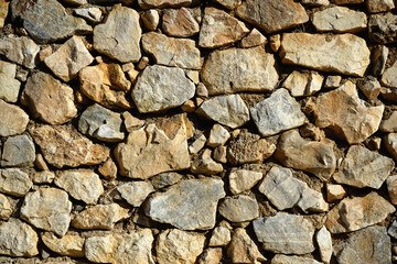 Toma en primer plano de una albarrada, o muro de piedra seca cuya función principal es la de contener la tierra sin retener el agua que ésta pudiera almacenar.