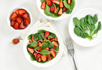 Salad with strawberry, red onion and spinach