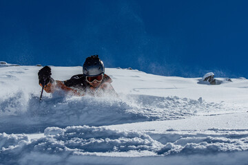 Skifahrer im Tiefschnee