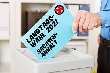 Hand beim Wählen für Landtagswahl 2021 in Sachsen-Anhalt