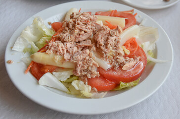  Ensalada de atún con tomate y verduras
