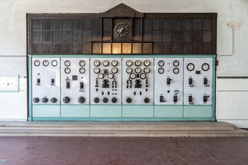 Schalttafel in einem historischen Kraftwerk