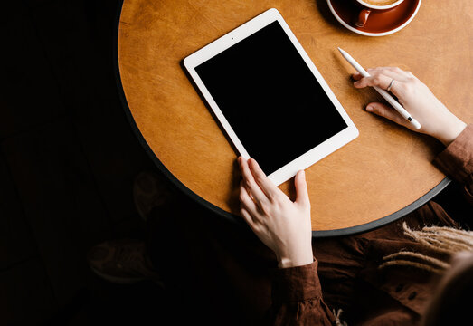 Modern woman with tablet working in cafe