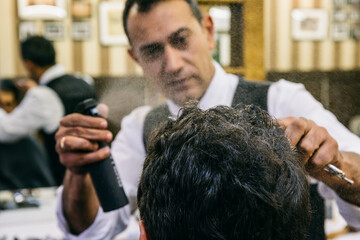 スプレーでヘアセット理想のメンズスタイルを長時間キープする方法|Hair Salon Arsham
