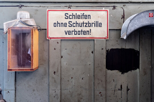 Warnschilder in einer historischen Werkstatt