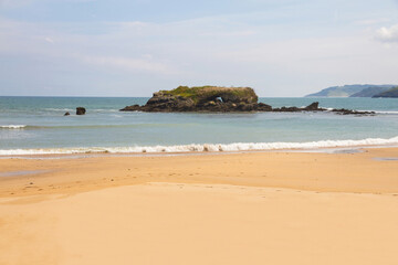 Playa y Costa en Otoño con isla o peñon enfrente