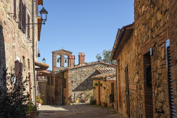 Veduta di una strada del paesino medievale di Contignano, in Val d'Orcia