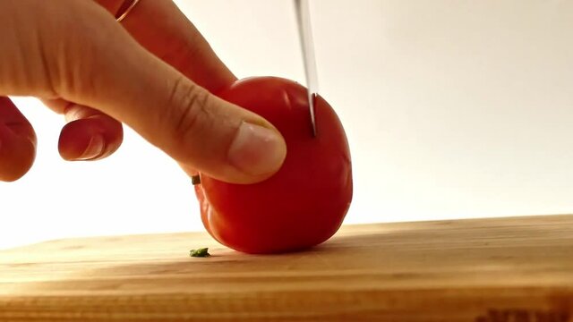 Tomate schneiden