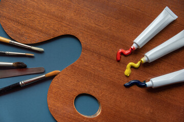Painting material with tubes, brushes and palettes