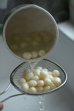 The process of making glutinous rice balls at home