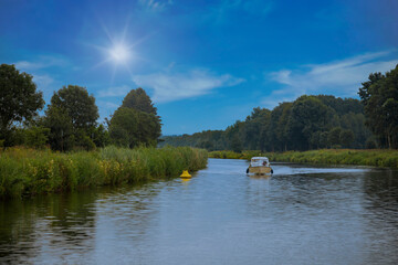 Ein kleines Motorboot fährt auf dem Elbe-Lübeck Kanal