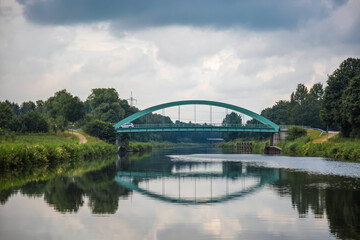 Fototapeta na wymiar Brücke mit Spiegelung im Elbe-Lübeck Kanal