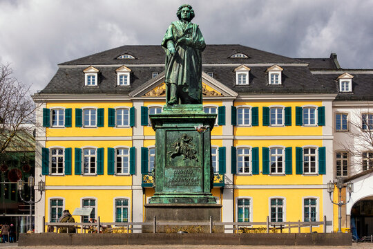 Ludwig van Beethovens Denkmal im Jahr nach seinem zweihundertfünfzigsten Geburtstag auf dem Bonner Münsterplatz