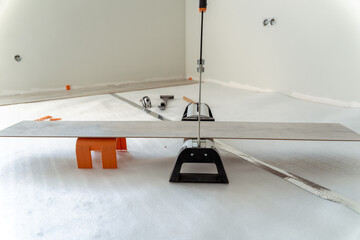 guillotine to cut the wooden floor laminate - 420545343