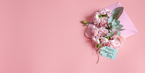 Open envelope with floral arrangement and wish for a happy mothers day.
