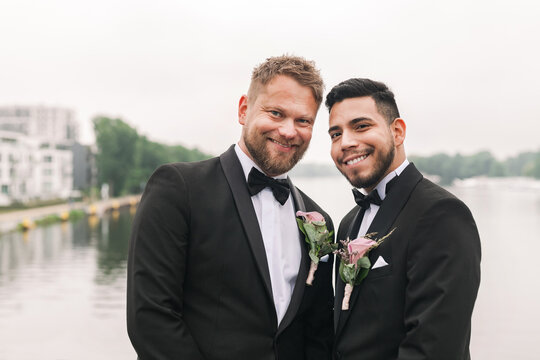 Two grooms the river