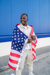 Chico negro apuesto con bandera de estados unidos