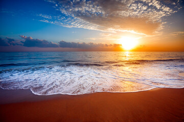 Fototapeta na wymiar Beautiful sunset sea and tropical beach