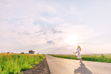 Obraz premium girl in stylish clothes posing on the road. blue sky and red pop