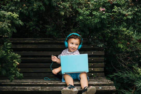 child listens to music in the Park