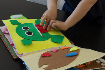 niño jugando con libro educación sensorial