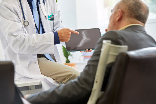 A doctor with his patient