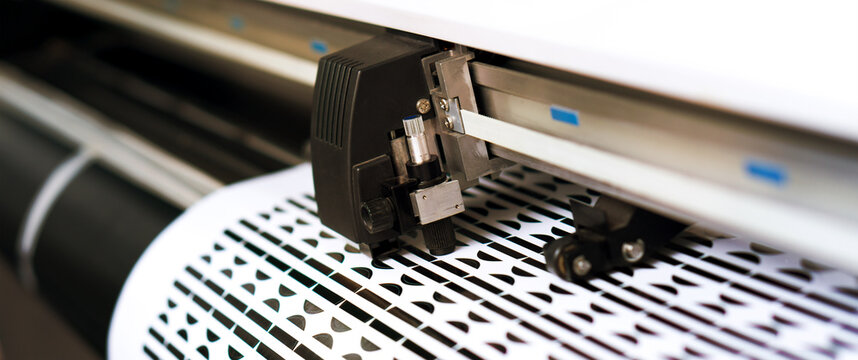 Schneideplotter schneidet Sticker automatisch aus