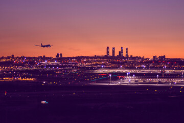 Fototapeta premium edificios de Madrid al atardecen con aviones 