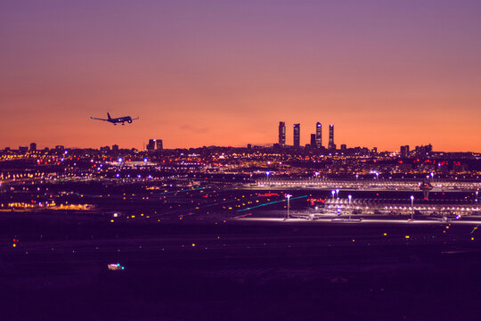 edificios de Madrid al atardecen con aviones 