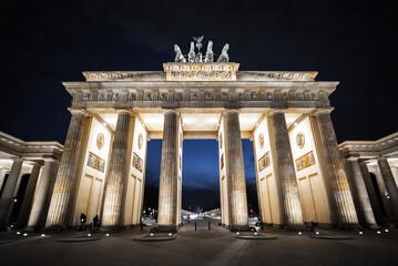 Obraz premium Famous Brandenburg Gate in Berlin at night - travel photography