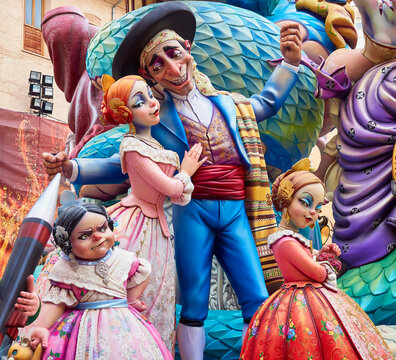 Valencia, Espa&ntilde;a, 14 de marzo de 2018. Fallas de Valencia 2018. Montaje de los monumentos, denominado Plant&aacute;. monumento de la falla de la plaza del pilar