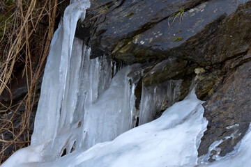 Fototapeta na wymiar icicles on a rock
