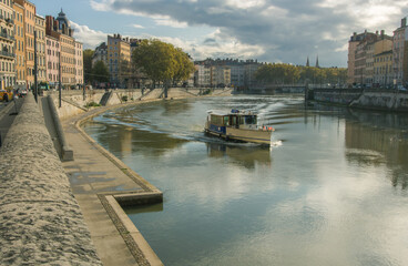 Le vaporetto de Lyon est  une façon de découvrir Lyon du nord au sud par le fleuve qui l’a faite au début de son histoire, la Saône. C'est a un moyen de déplacement pour les Lyonnais. - obrazy, fototapety, plakaty