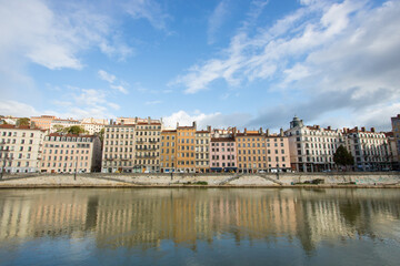 immeubles anciens se reflétant dans la Saône à Lyon