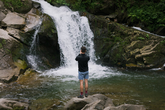 the guy photographs the waterfall