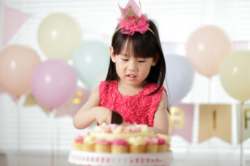 Obraz na płótnie Canvas young girl celebrating her 5th birthday at home