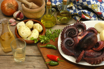 Mesa de cocina con pulpo guisado y papas en un restaurante de Canarias
